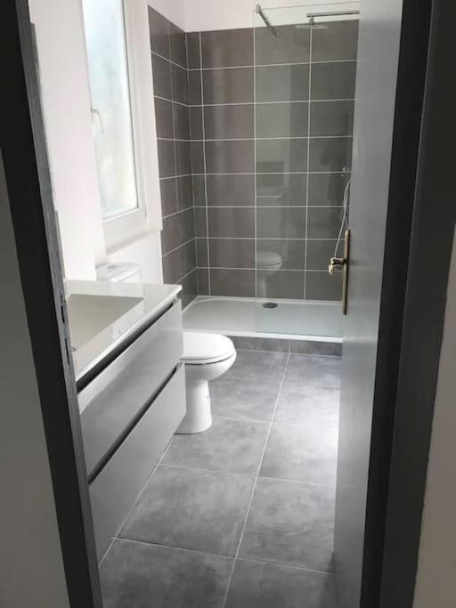 Appartement 10 pers face gare SNCF Appart Hotel le Cygne A Bourges Esterno foto