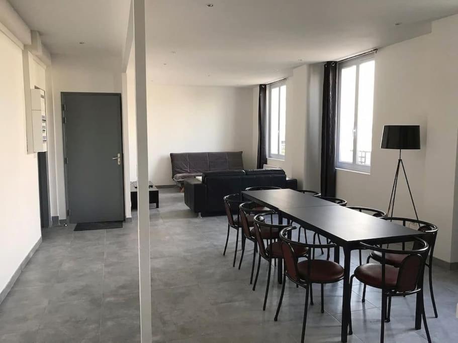 Appartement 10 pers face gare SNCF Appart Hotel le Cygne A Bourges Esterno foto
