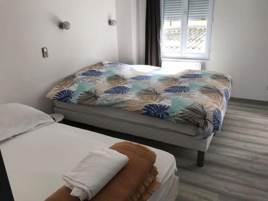 Appartement 10 pers face gare SNCF Appart Hotel le Cygne A Bourges Esterno foto